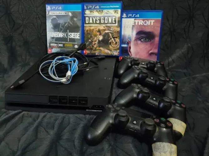 PS4 Slim 1T com dois controles originais e três jogos