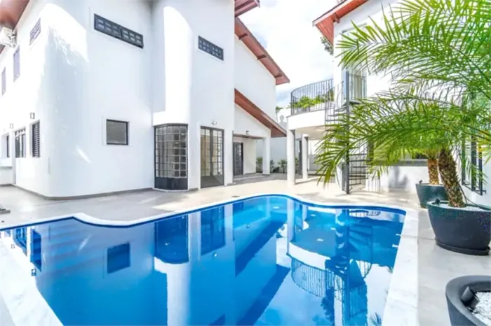 Casa sobrado, 04 suítes, garagem para quatro carros, recém reformada.
