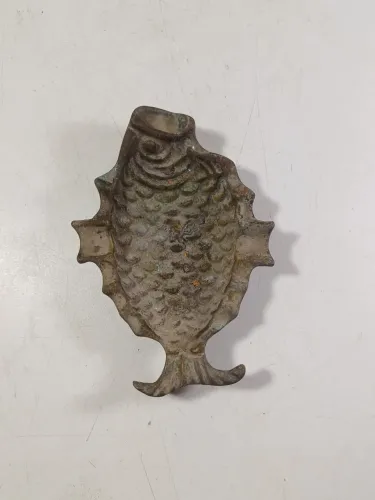 Cinzeiro de metal no formato de peixe 