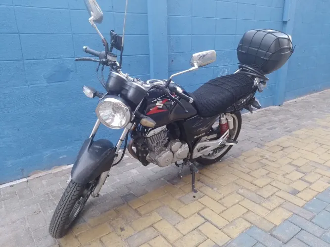 Suzuki GSI 150 preta ano 2012/13.