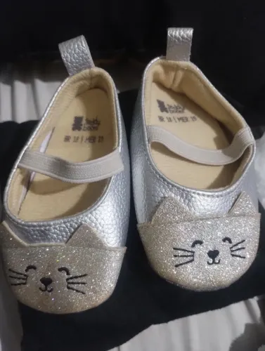 sapatilha prateada com glitter e um adorável design de gatinho. N°18