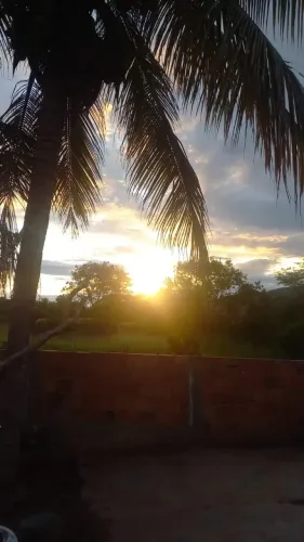 Sítio com piscina em frente ao asfalto