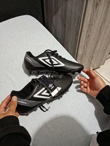 Chuteira umbro 