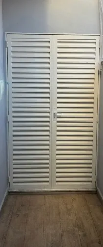 Porta de ferro com tela anti-mosquitos