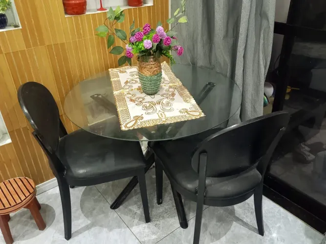 Mesa de vidro com quatro cadeiras 