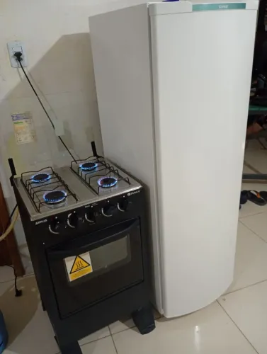 Geladeira Consul e Fogão Elétrico. Semi novo. Entrego 
