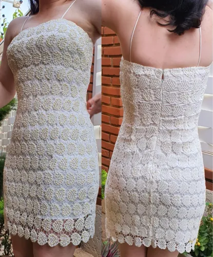 Vestido claro com guipir e pedrarias