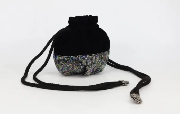 bolsa veludo com miçanga