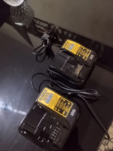 Carregador DEWALT original nunca usado 