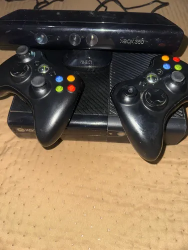 Xbox 360 super slim desbloqueado via pendrive com kinect e 2 controles