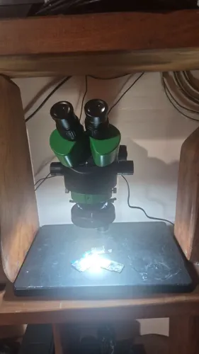 Microscópio trinocular