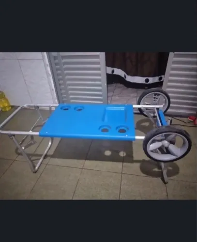 Carinho de mesa de praia