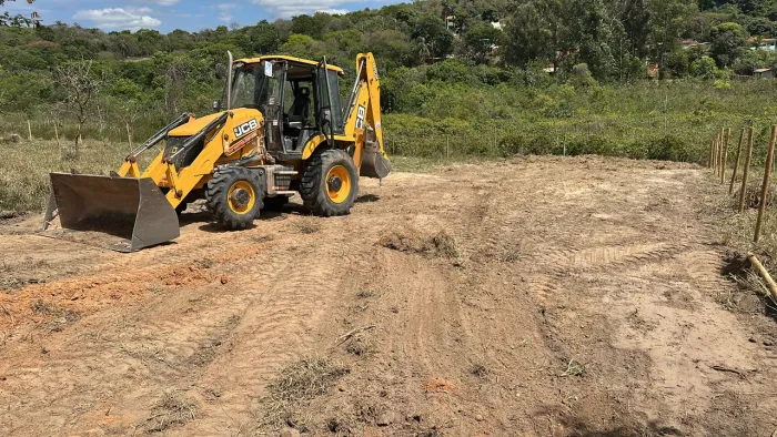 Aterro desaterro demolição terraplanagem em geral limpeza de lote 