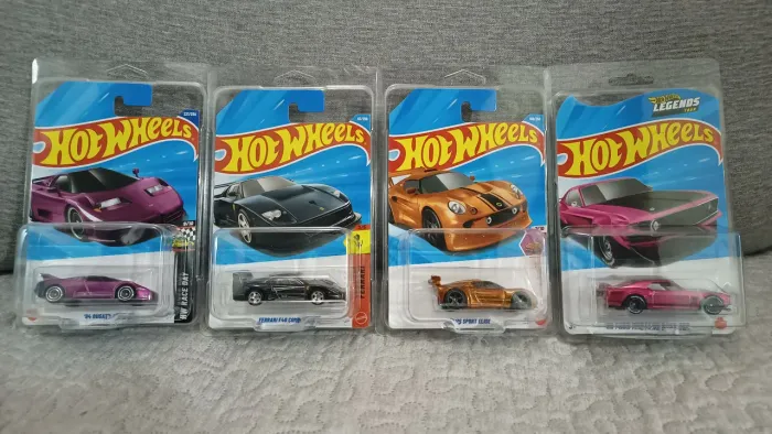 Lote de Hotwheels com 3 Super Thunt e 1 Legends Tour