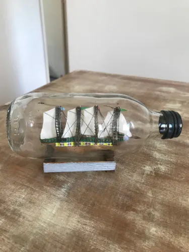 Miniatura de caravela dentro de garrafa