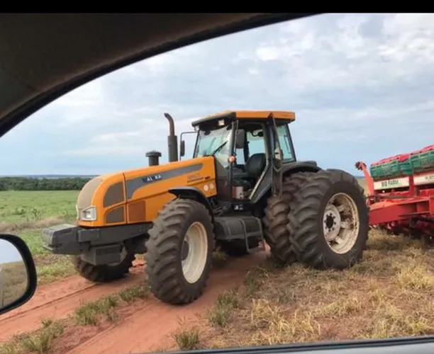 TRATOR VALTRA