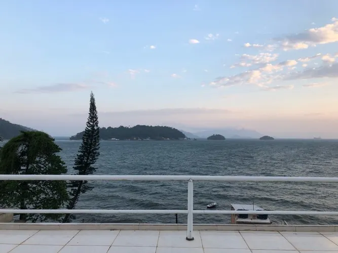 COBERTURA COM VISTA PARA O MAR
