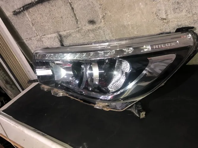 Farol Hilux 2019/2020 com led original 