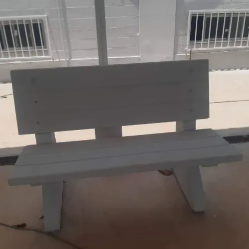 Banco de concreto com encosto