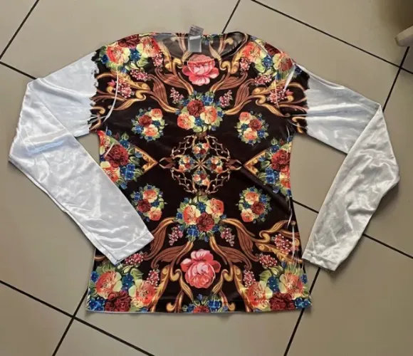 Blusa de manga longa com estampa na frente tam. P