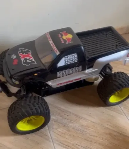 Monster truck a gasolina de posto