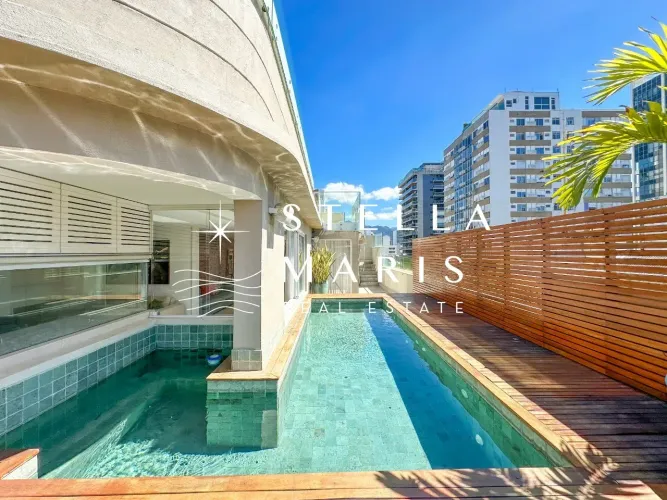 Cobertura reformada com 527 m2, piscina, churrasqueira e linda vista para o mar na quadrís