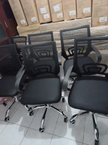 Cadeira de escritório giratoria preta