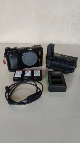 Sony A6300 com cage, grip e baterias