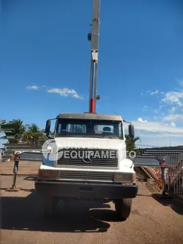 caminhão  Mercedes Benz  Modelo 2635 Guindaste madal  md 300