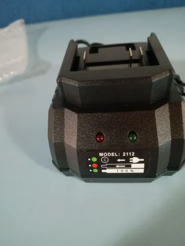 Carregador de bateria 18 a 20 v. Serve só pra marca markita e blz 1830olts 