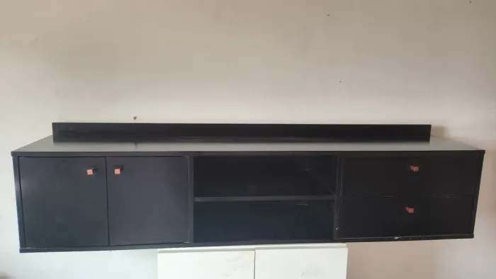Rack Preto suspenso com 2 Gavetas, 2 portas e 2 nichos.