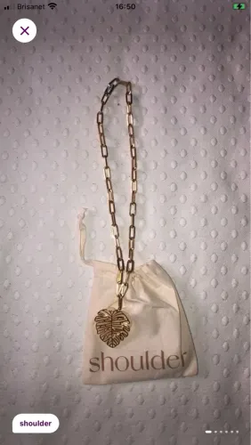 Colar Dourado com Pingente de Folha Shoulder