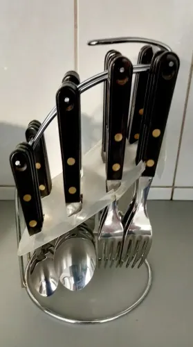 Conjunto de talheres de madeira com suporte