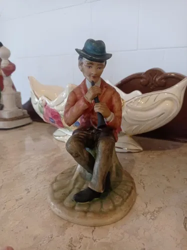 Antiga escultura de porcelana