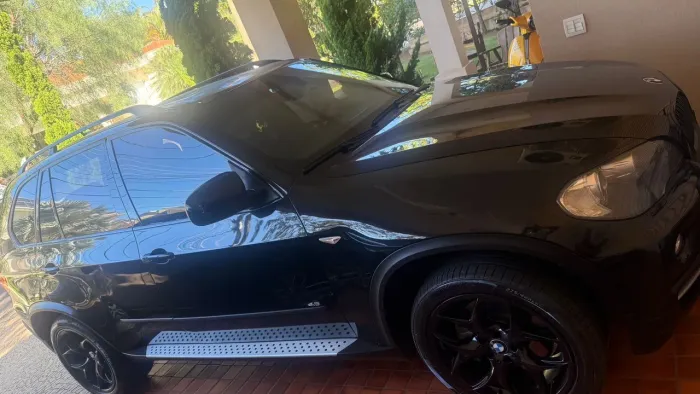 BMW X5 Toda revisada com pneus, rodas e suspensão novos.