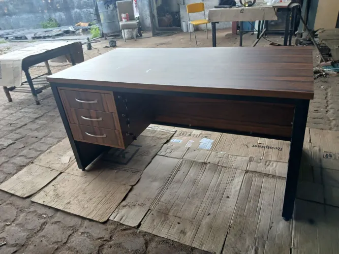 Mesa escritório,estilo industrial,nova,3 gavetas, 1.50 m X 80 cm X 76cm