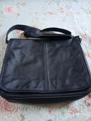 Bolsa de couro preta.