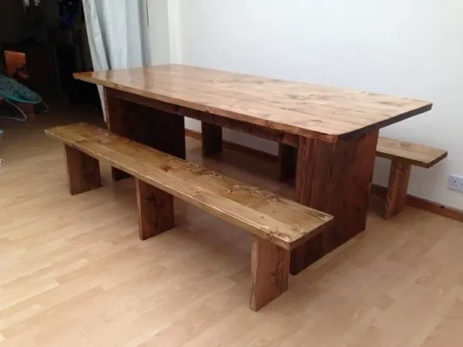 Conjunto de mesa de jantar rústica com bancos
