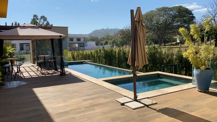 Casa de condomínio para venda com 600 metros quadrados com 5 quartos