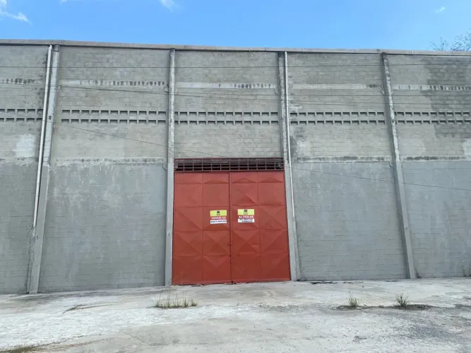 Aluga se Promoção, galpão 1000 metros, na BR 232, no valor de 2.800,00.