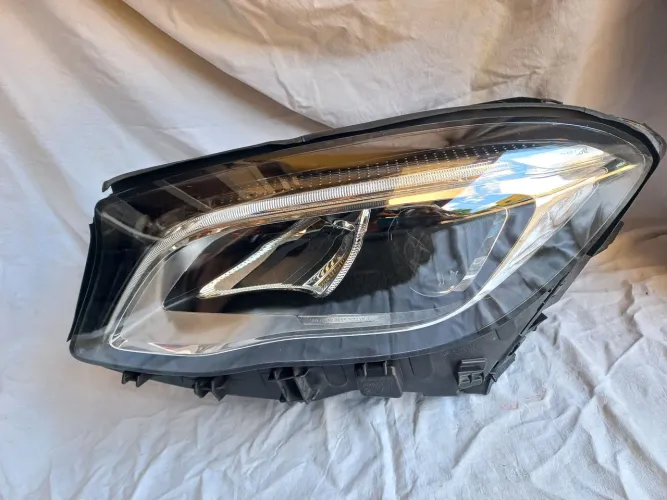 Farol mercedes gla  lado esquerdo 