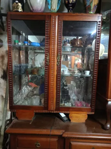 Cristaleira Art-decor Antiga de Madeira com Detalhes Entalhados