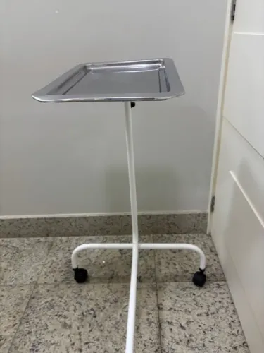 Mesa auxiliar branca com bandeja de aço inox