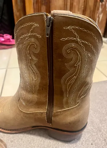 Bota texana cano médio, tamanho 39 em couro legítimo. Marca Goyazes