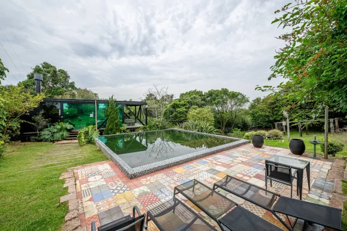 Casa em Condomínio com 4 dormitórios e 3 vagas.