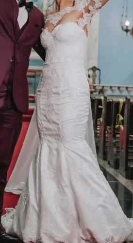 Vestido de noiva sob medida com detalhes em renda