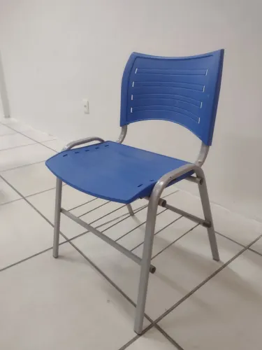 40 Cadeira com Estrutura em Metal
