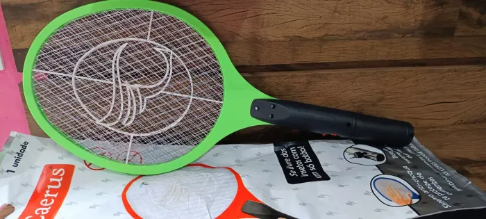 Raquete Eletrônica Recarregável Elimina Moscas e Pernilongos