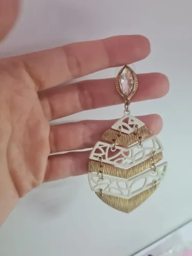 Brinco Dourado com Detalhes Vazados - Elegância e Charme