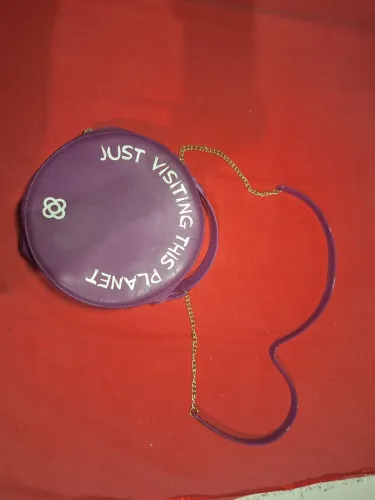 Bolsa Redonda Roxo 'Just Visiting This Planet'